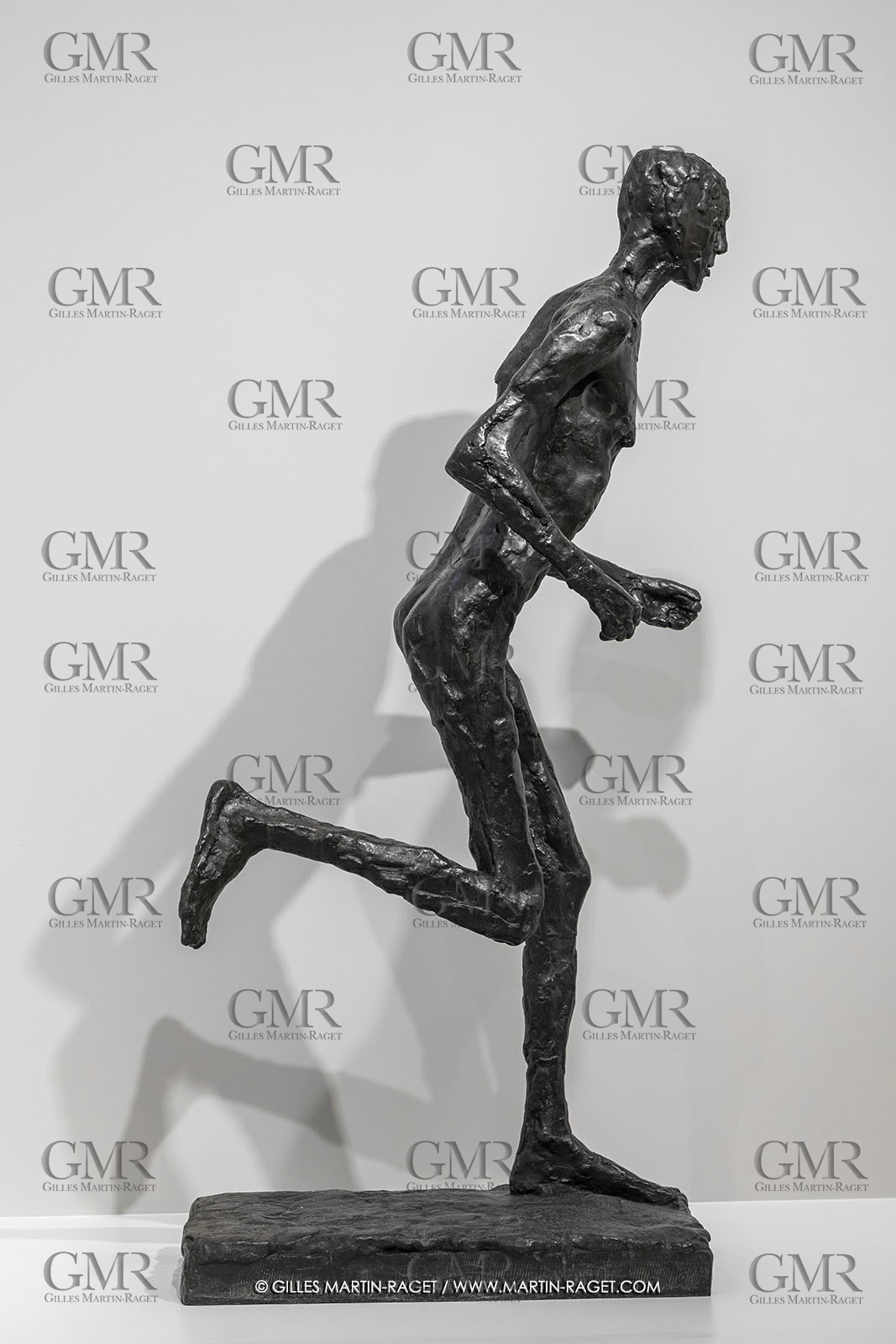 30 10 2023, Montpellier (FRA), oeuvre de Germaine Richier, Exposition Centre Pompidou - Musée Fabre 2023, Le Coureur 1955, Bronze patiné foncé, Fondeur : Susse, Paris, Hauteur totale : 205 cm, Terrasse : 13 x 54 x 94 cm, Fond national d'art contemporain, Paris, achat par commande à l'artiste en 1955