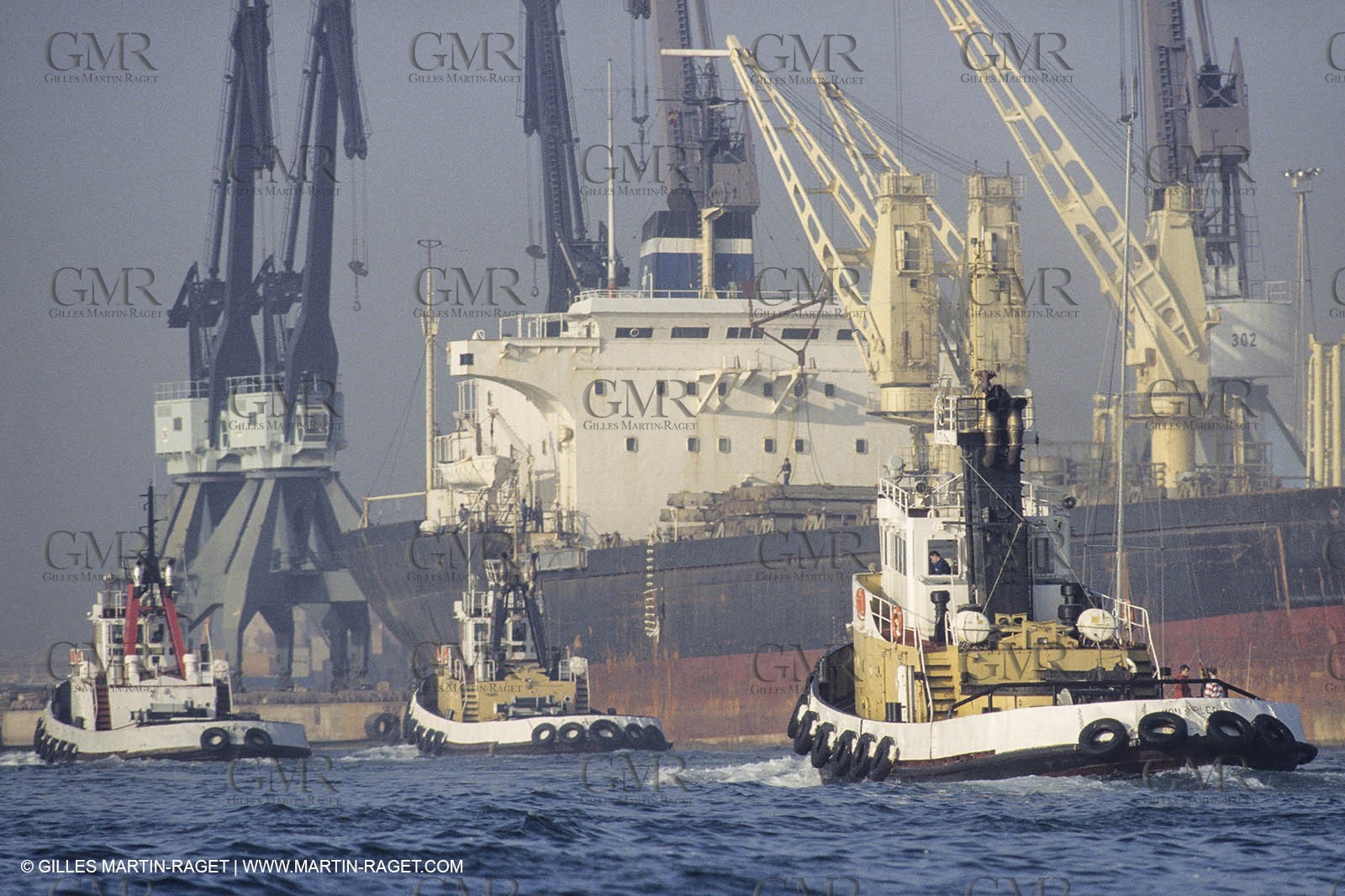 Monde maritime, opérations porturaires, ports, manoeuvres, marine world, harbour operations, maritime shipping,