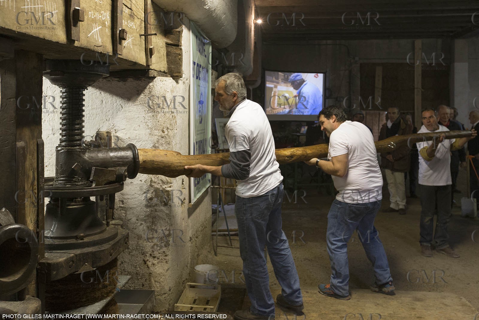 14 11 2015, Saint-Etienne du Grès (FRA,13), fabrication traditionelle de l'huile d'olive au moulin de la Croix