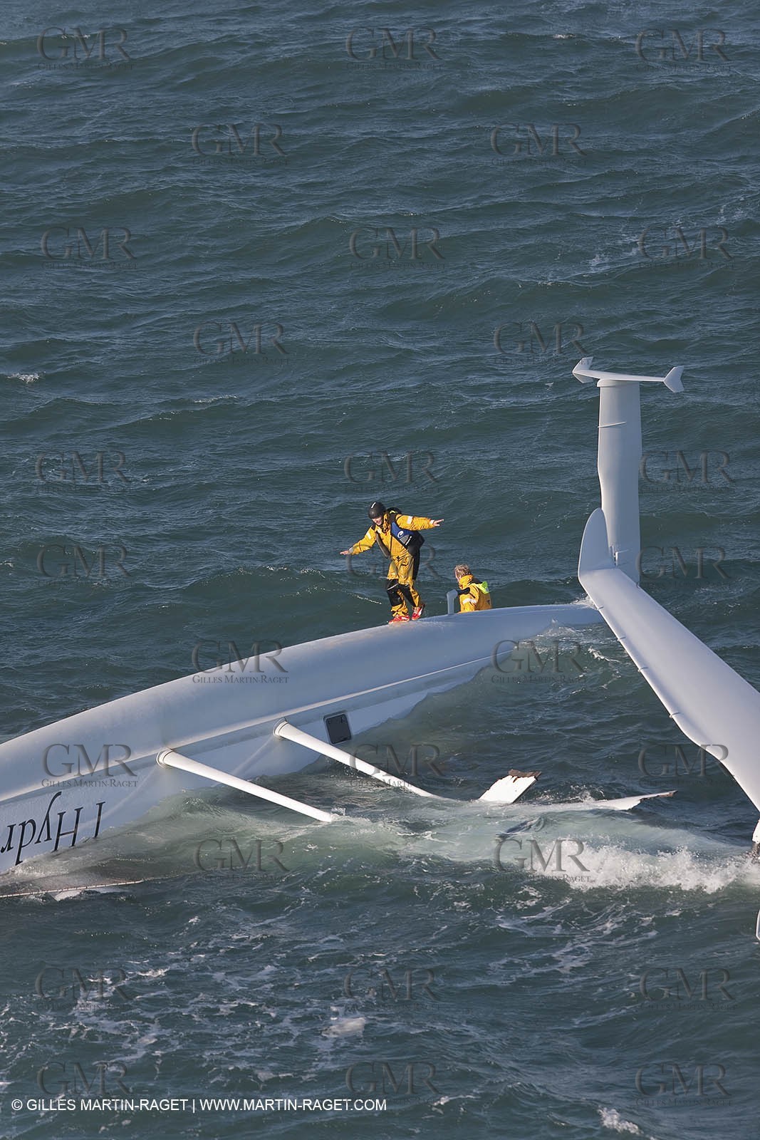 21 12 2008 - Port Saint Louis du Rhône (FRA, 13) - L'Hydroptère peu après son chavirage survenu lors d'une tentative contre le record de vitesse absolu à la voile