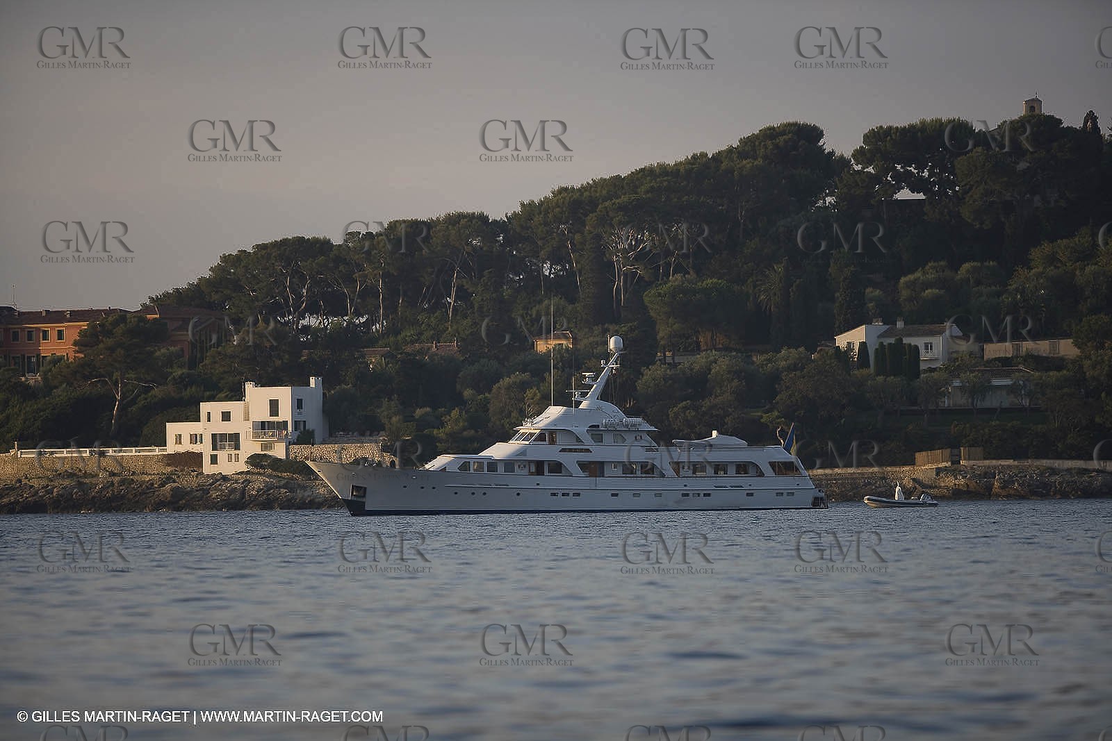 28 07 2007 - St Jean Cap Ferrat - SuperYachts - Motor Yachts - Hampshire