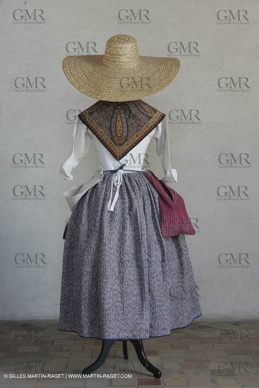 May 2004 - La Tour d'Aigues (FRA, 84) - Old costumes for women of the South exhibition
