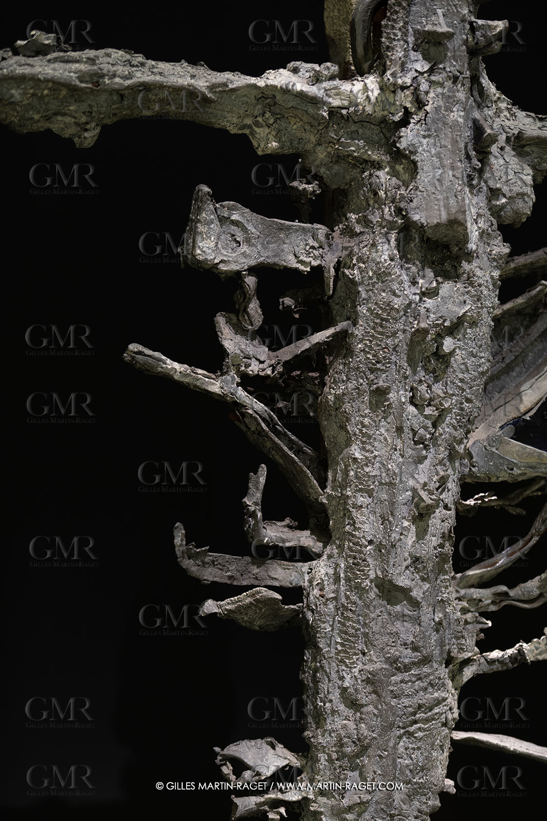 28 02 2023, Paris (FRA), oeuvre de Germaine Richier, Exposition Centre Pompidou - Musée Fabre 2023,  La Croix avec verres de couleurs 1953, Plomb avec verres colorés jaune et bleu, Pièce unique, 210 x 161,5 x 75 cm, Collection famille Germain Richier