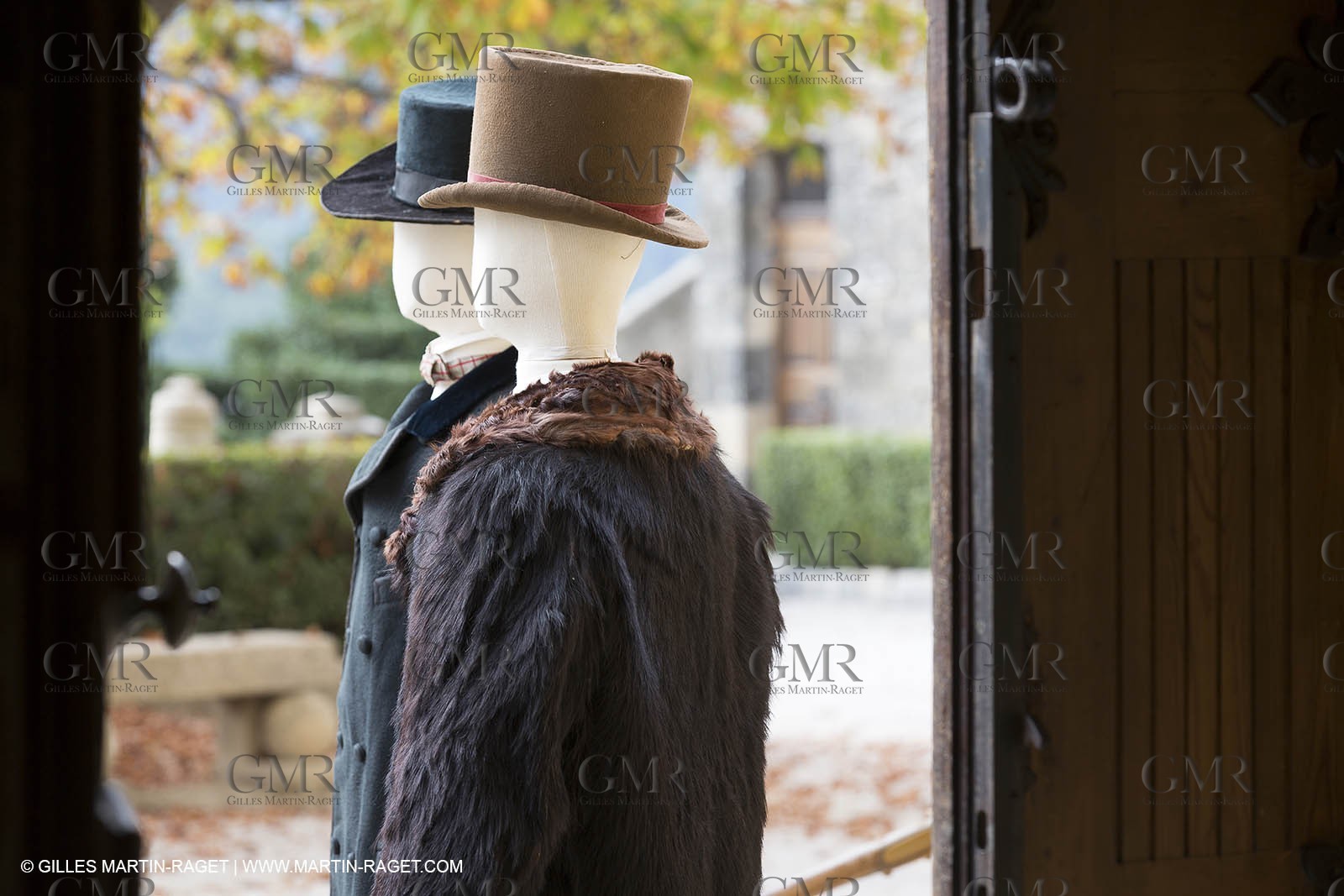 31 10 2013 - Ansouis (FRA,84) - Ansouis castle - Costumes of the exhibit Men costumes
