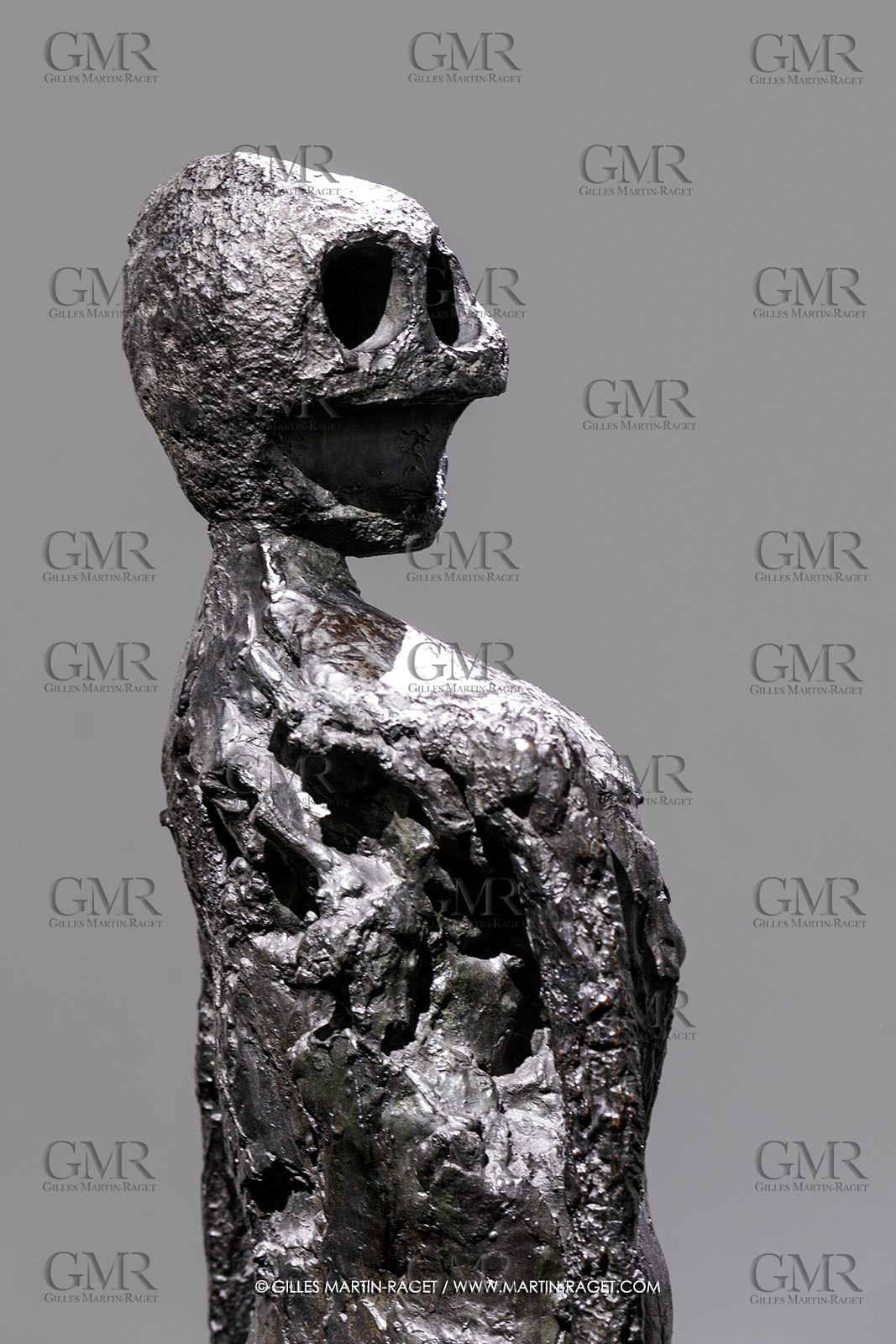 02 05 2023, Paris (FRA), oeuvre de Germaine Richier, Exposition Centre Pompidou 2023,  Le Berger des Landes 1951, Bronze Patiné foncé, Fondeur : C Valsuani, Paris, 149 x 80 x 60 cm, Louisiana Museum of Modern Art,  Humleback, Donation The New Carlsberg Foundation