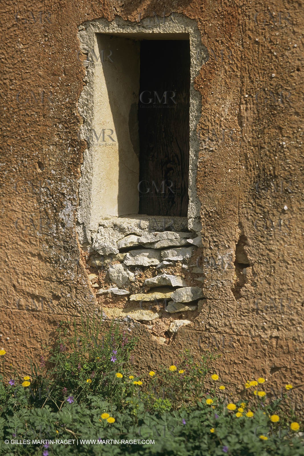 France, Provence, Villages du Luberon, détails, vieilles pierres, portes, toitures
