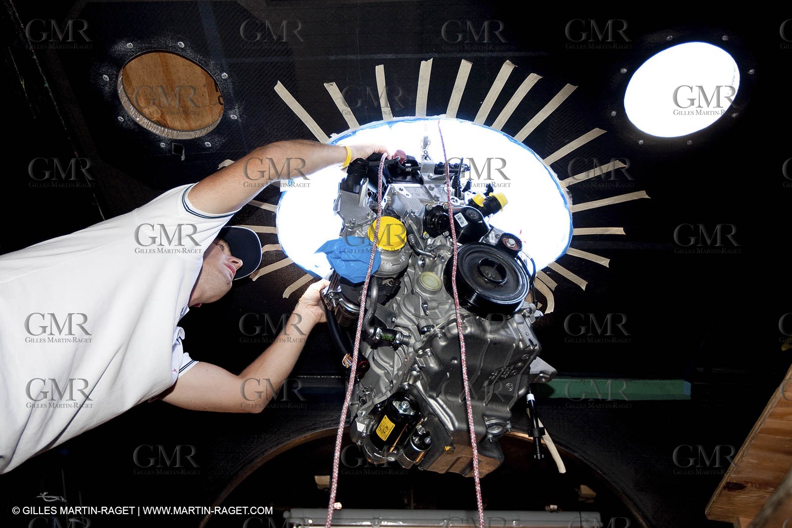 13 10 2009 - San Diego (USA,CA) - BMW ORACLE Racing - BOR 90 modifications - BMW engine going onboard