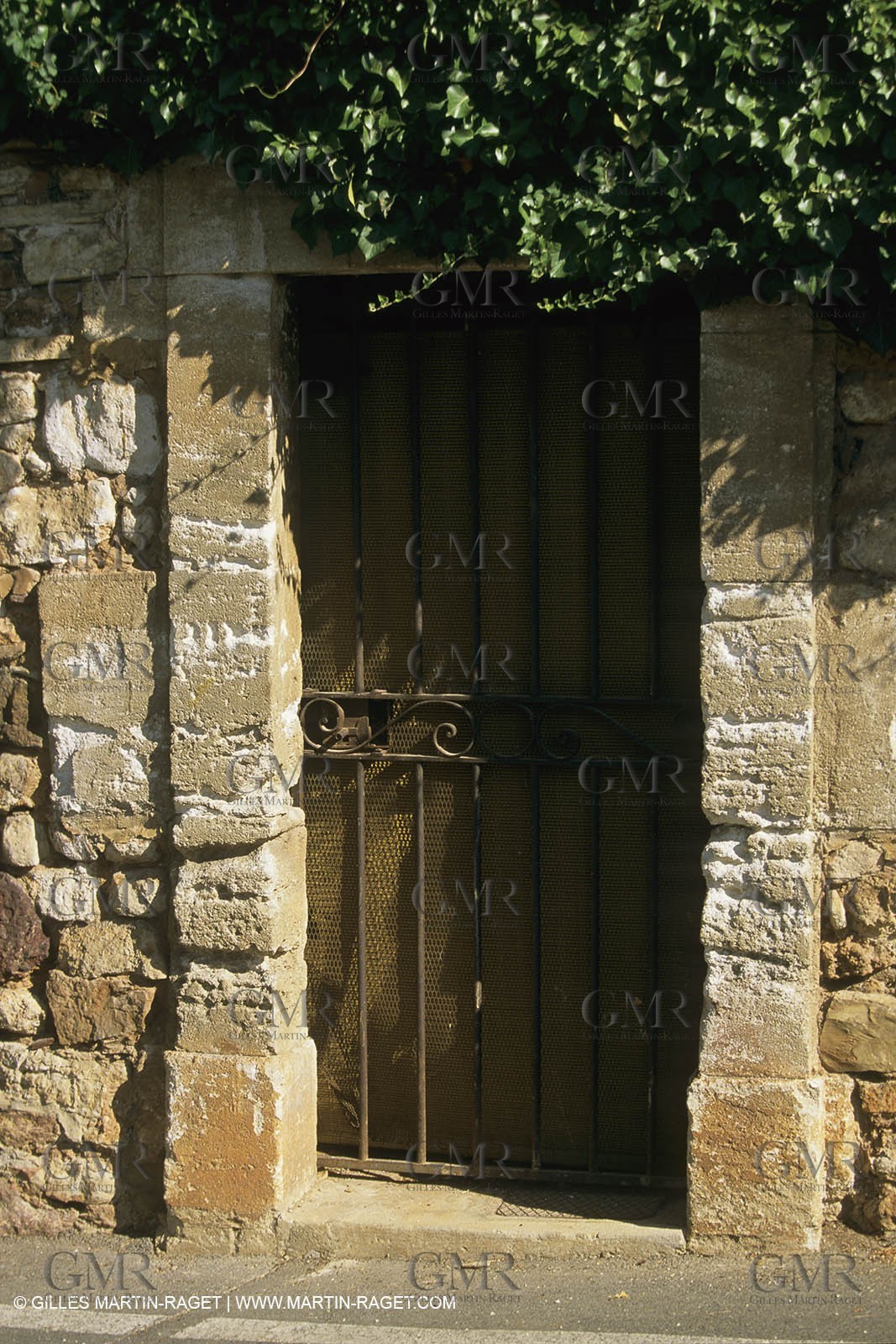 France, Provence, Villages du Luberon, détails, vieilles pierres, portes, toitures