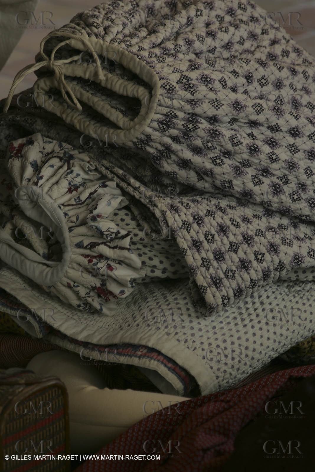 May 2004 - La Tour d'Aigues (FRA, 84) - Old costumes for women of the South exhibition