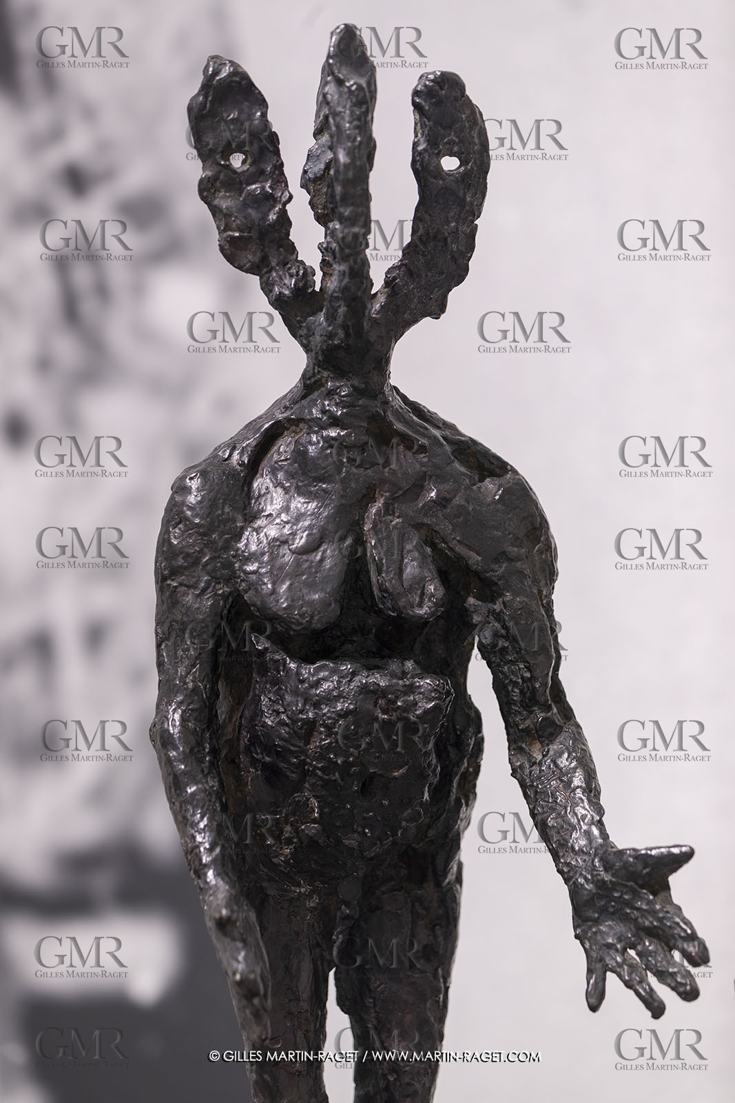 30 10 2023, Montpellier (FRA), oeuvre de Germaine Richier, Exposition Centre Pompidou - Musée Fabre 2023, L'Hydre 1954, Bronze patiné foncé, Epreuve d'exposition, Fondeur : Susse, Paris, 79 x 28 x 32 cm, collection particulière