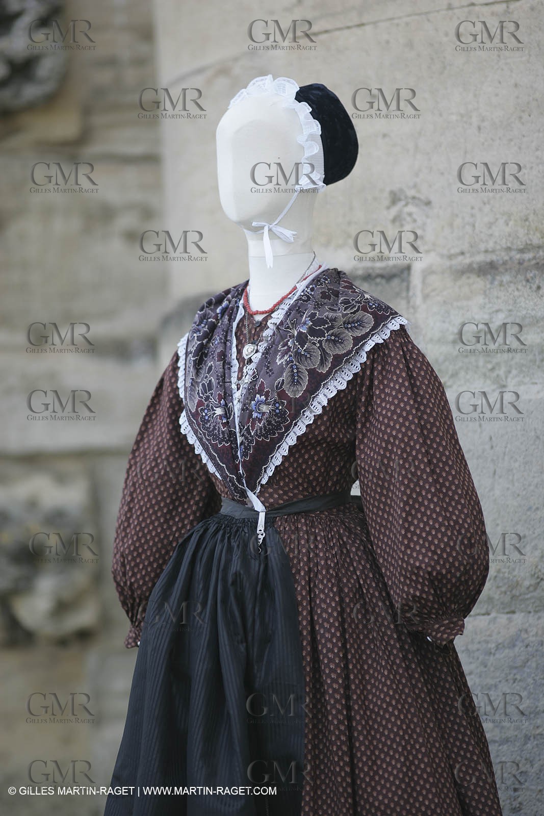 May 2004 - La Tour d'Aigues (FRA, 84) - Old costumes for women of the South exhibition