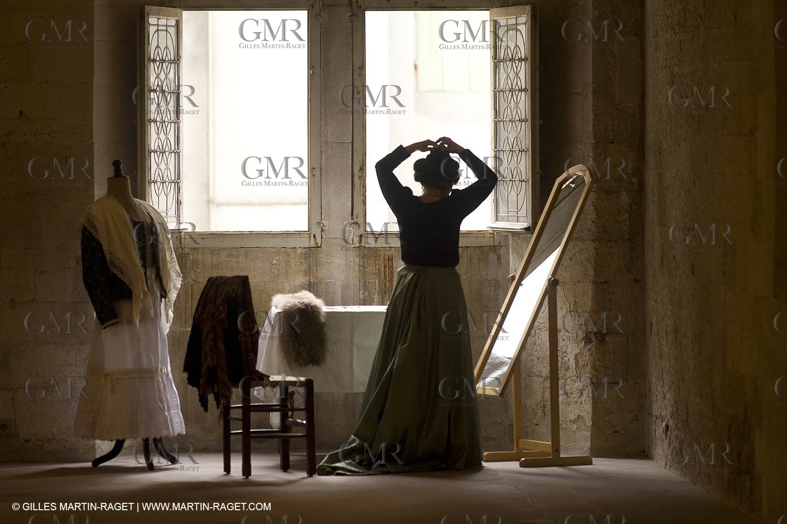 04 03 2007 - Arles - Queen of Arles and her assistants - winter costume trials