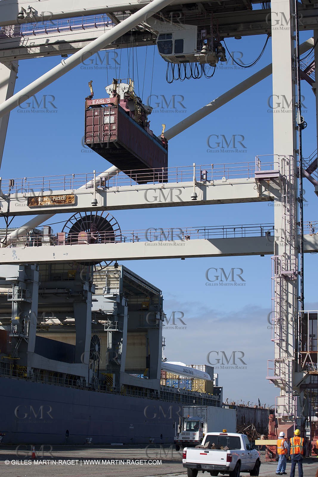 01 03 2011 - San Frnacisco (USA,CA) - Harbour operations - ship details - ship unloading - containers
