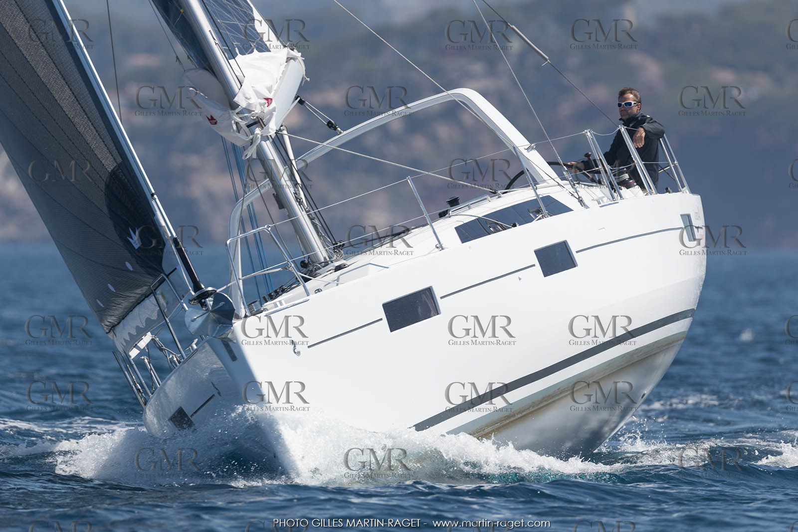 04 07 3017; Les EMbiez (FRA; 83) - Chantier Beneteau; Oceanis 41.1
