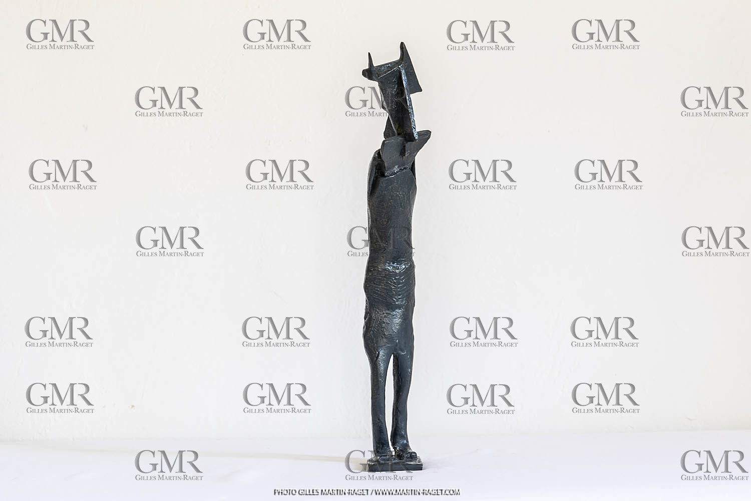 19 07 2020, St Rémy de Provence, (FRA,13), Oeuvre de Germaine Richier, Tauromachie 1956, bronze patinée foncée, numéroté 5 8, Fondeur L.Thinot, 43 X 7 X 12 cm, collection particulière,