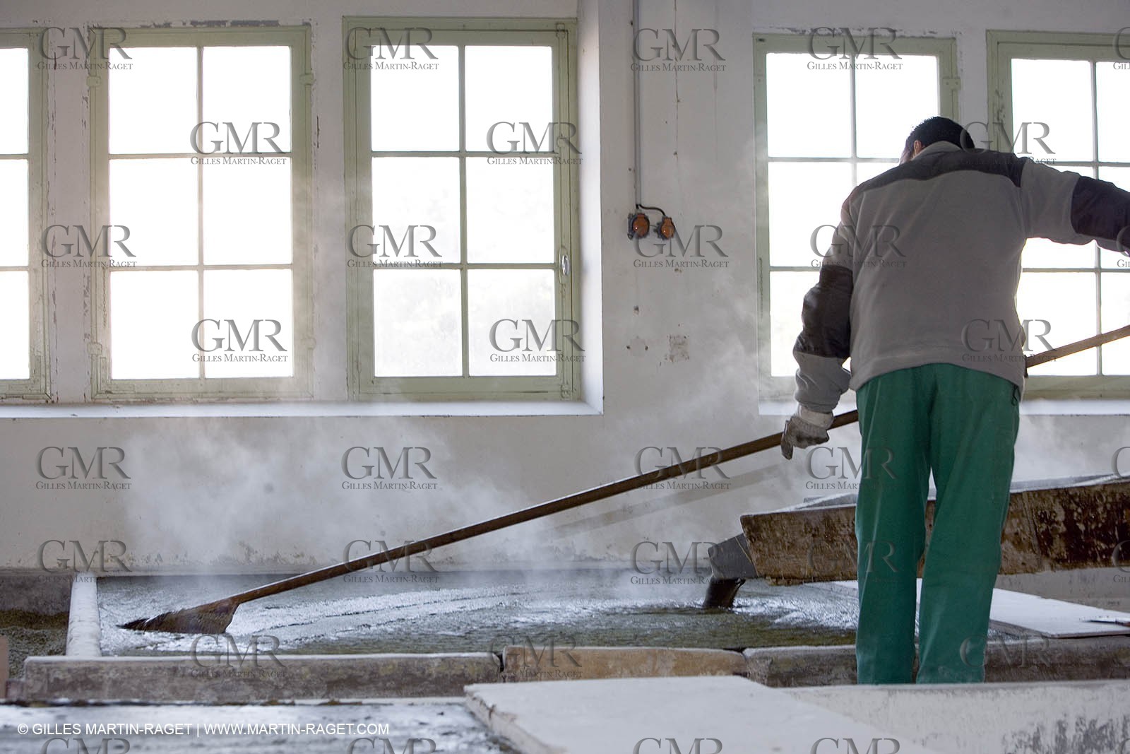 01 02 2007 - Salon de Provence - Fabrication traditionelle du savon de Marseille aux savonneries Marius Fabre - surfaçage au drapeau**01 02 2007 - Salon de Provence - Traditional soap of Marseille making at Marius Fabre soap maker - Surface equalization with the flag