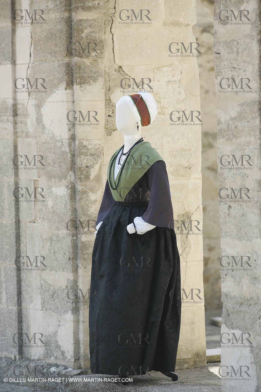 May 2004 - La Tour d'Aigues (FRA, 84) - Old costumes for women of the South exhibition