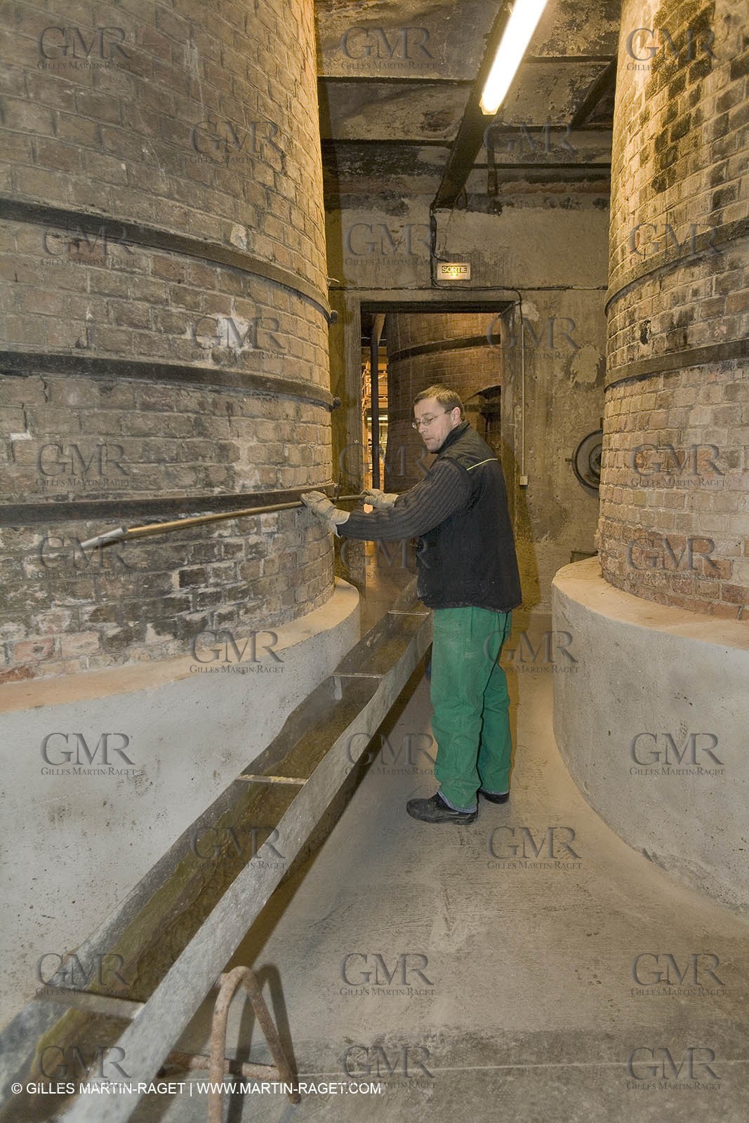 01 02 2007 - Salon de Provence - Fabrication traditionelle du savon de Marseille aux savonneries Marius Fabre - Vidage des cuves**01 02 2007 - Salon de Provence - Traditional soap of Marseille making at Marius Fabre soap maker - Tank transfer