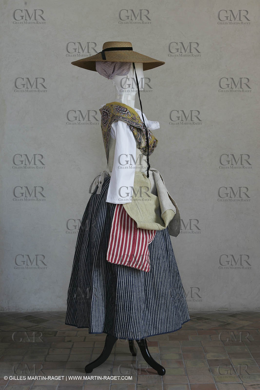 May 2004 - La Tour d'Aigues (FRA, 84) - Old costumes for women of the South exhibition