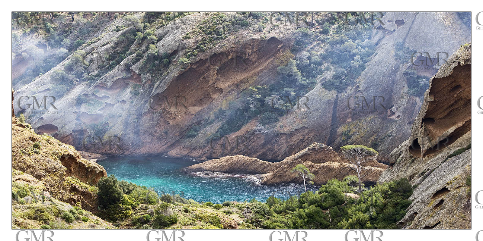 Produit : Tirage photo réalisé par nos soins sur imprimante jet d'encre professionnelle Epson à partir de 8 encres ultrachrome inaltérables (label Digigraphie).Choix des formats :. 50 x 100 cm. 100 x 200 cmChoix des papiers :. Papier standard brillant 250 gr., filet noir, marge blanche, tirage non signé. Papier haut de gamme satiné 290 gr. filet noir, marge blanche, tirage vérifié et signé par l'auteur.. Tirage d’art (Digigraphie) signé, numéroté, tamponné, enregistré sur demande. Autres supports (canvas, acrylique, dibond) sur demandeConditionnement : tube cylindrique renforcé.Options pour l'expédition : . Colissimo + dépôt boîte aux lettres (France uniquement). Colissimo avec signature à réception. Transporteur express (2 jours ouvrés) avec signature à réceptionCliquez sur caddie pour sélectionner votre formule et démarrer la procédure de commande en ligne