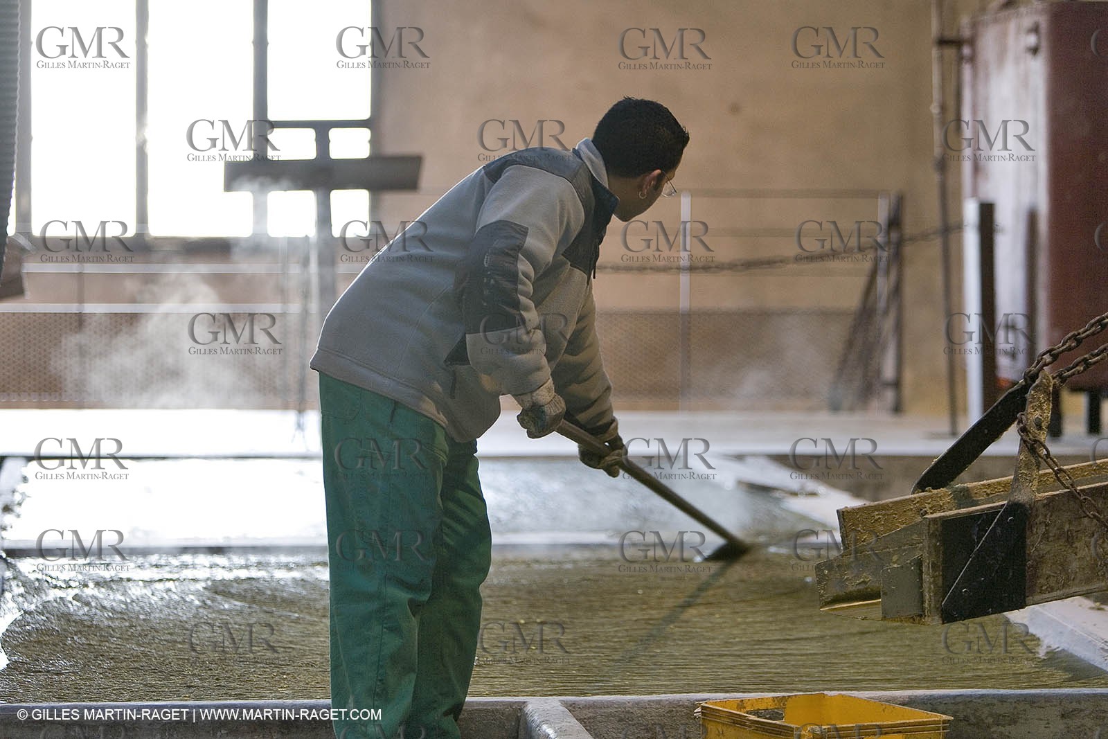 01 02 2007 - Salon de Provence - Fabrication traditionelle du savon de Marseille aux savonneries Marius Fabre - surfaçage au drapeau**01 02 2007 - Salon de Provence - Traditional soap of Marseille making at Marius Fabre soap maker - Surface equalization with the flag