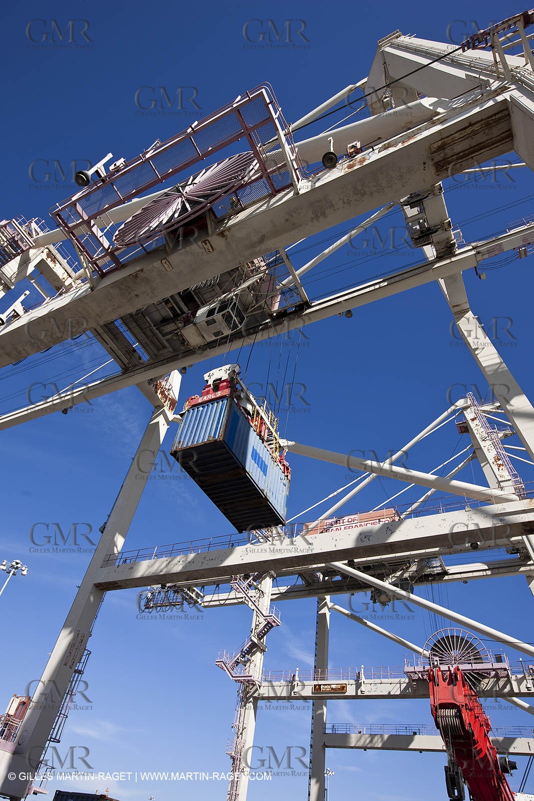 01 03 2011 - San Frnacisco (USA,CA) - Harbour operations - ship details - ship unloading - containers