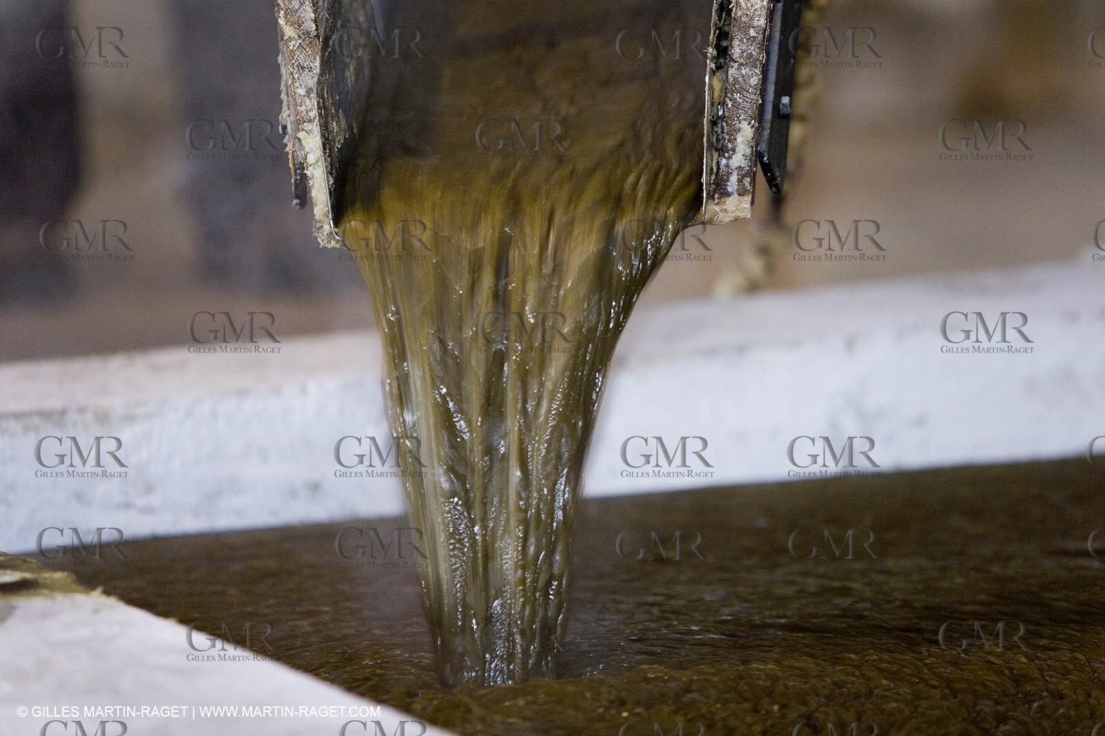 01 02 2007 - Salon de Provence - Fabrication traditionelle du savon de Marseille aux savonneries Marius Fabre - Coulée dans les bacs**01 02 2007 - Salon de Provence - Traditional soap of Marseille making at Marius Fabre soap maker - soap sent in open tanks