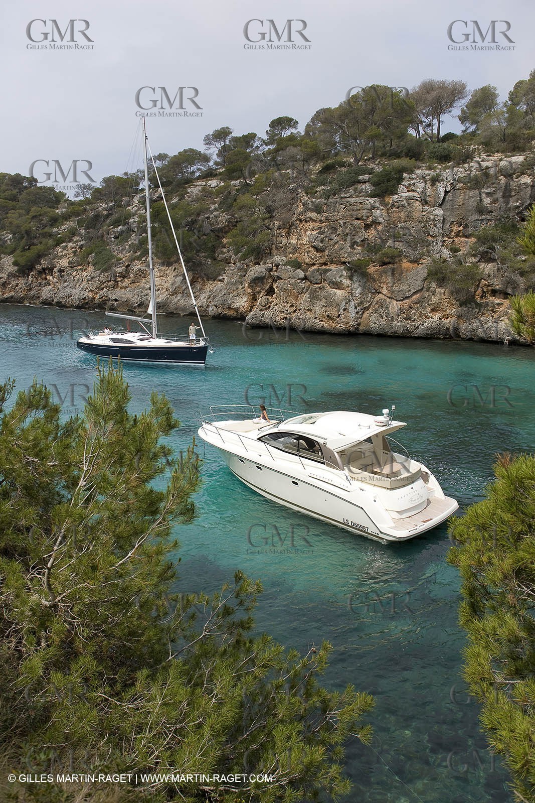 Cruising monohull mooring