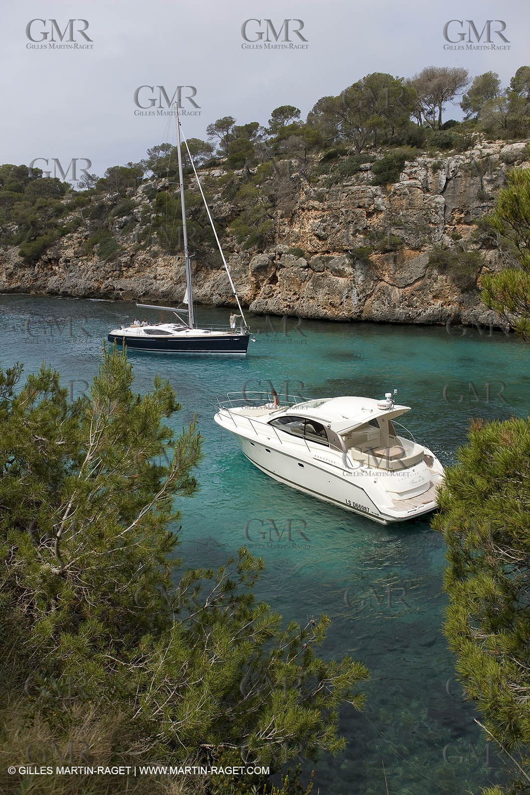 Monocoque de croisiere au mouillage