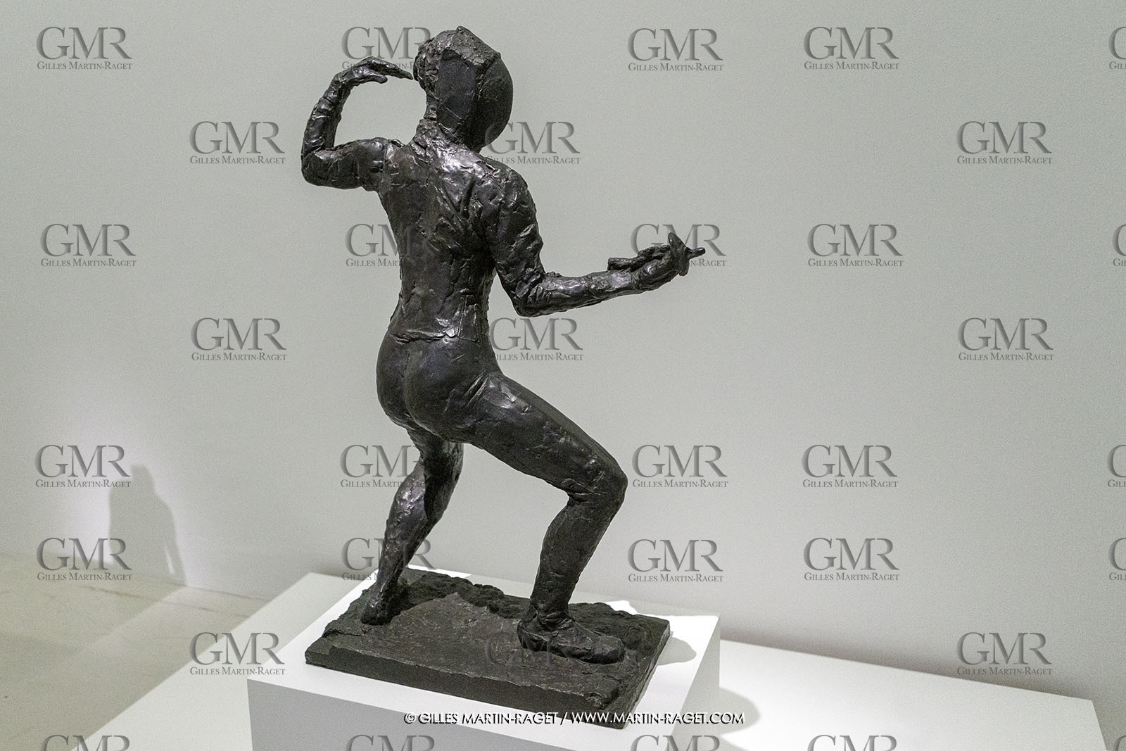 02 05 2023, Paris (FRA), oeuvre de Germaine Richier, Exposition Centre Pompidou 2023, L'escrimeuse avec masque (1945, bronze patiné foncé, Numéroté 6 6, fondeur : Godard, Paris, 105 x 70 x 33 cm, Musée Fabre Montpellier, achat de la communauté d'aglomération de Montpellier, 2006