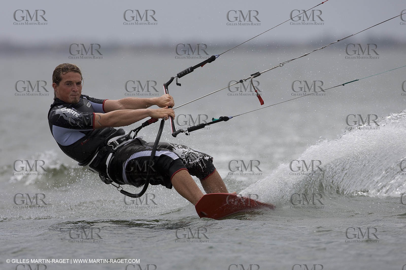 08 05 2008 - Port Saint Louis du Rhône (FRA, 13) - kite surfer Alexandre Caizergues training