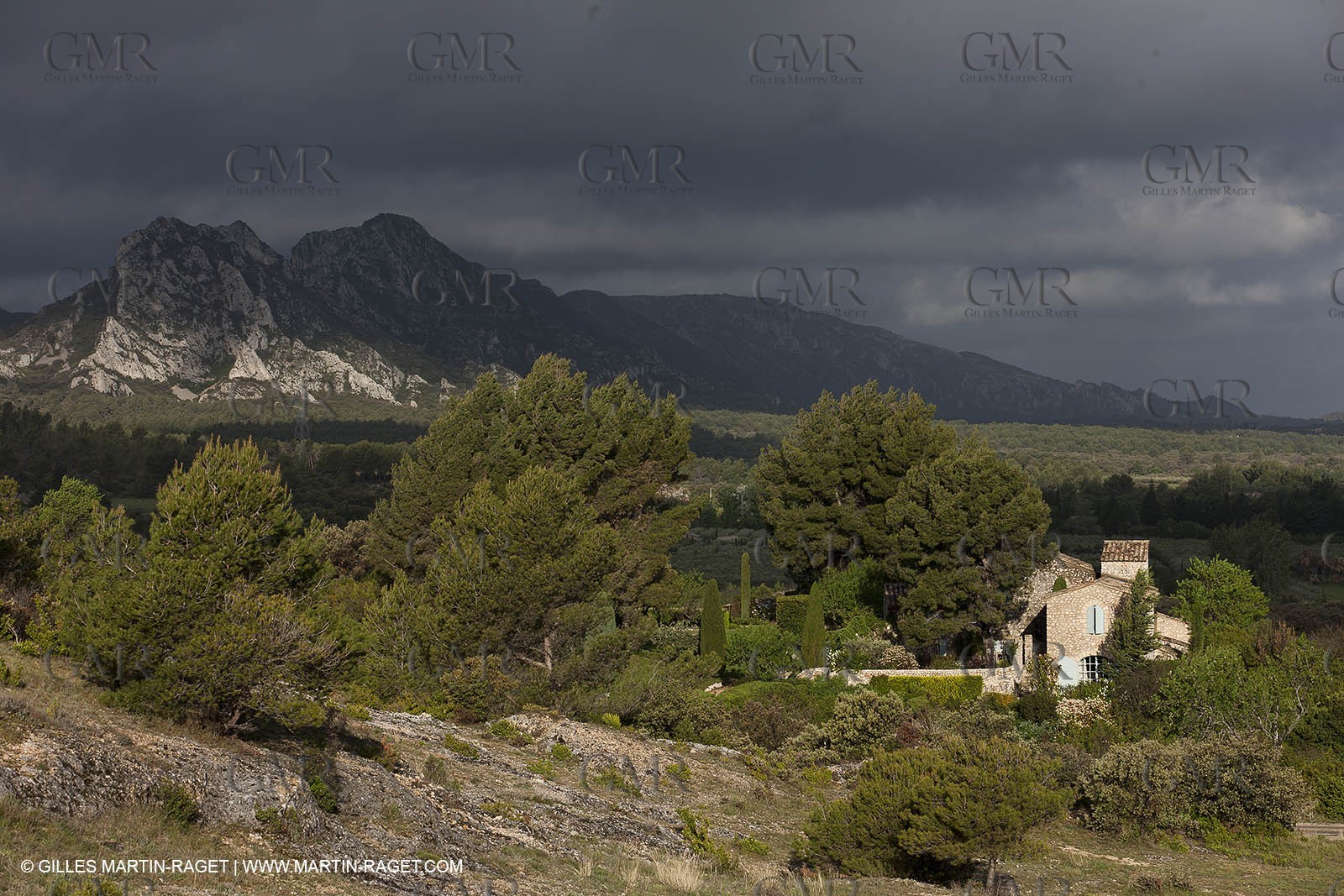 29 04 2012 - Eygalières (FRA, 13) - Chaîne des Alpilles vers Eygalières