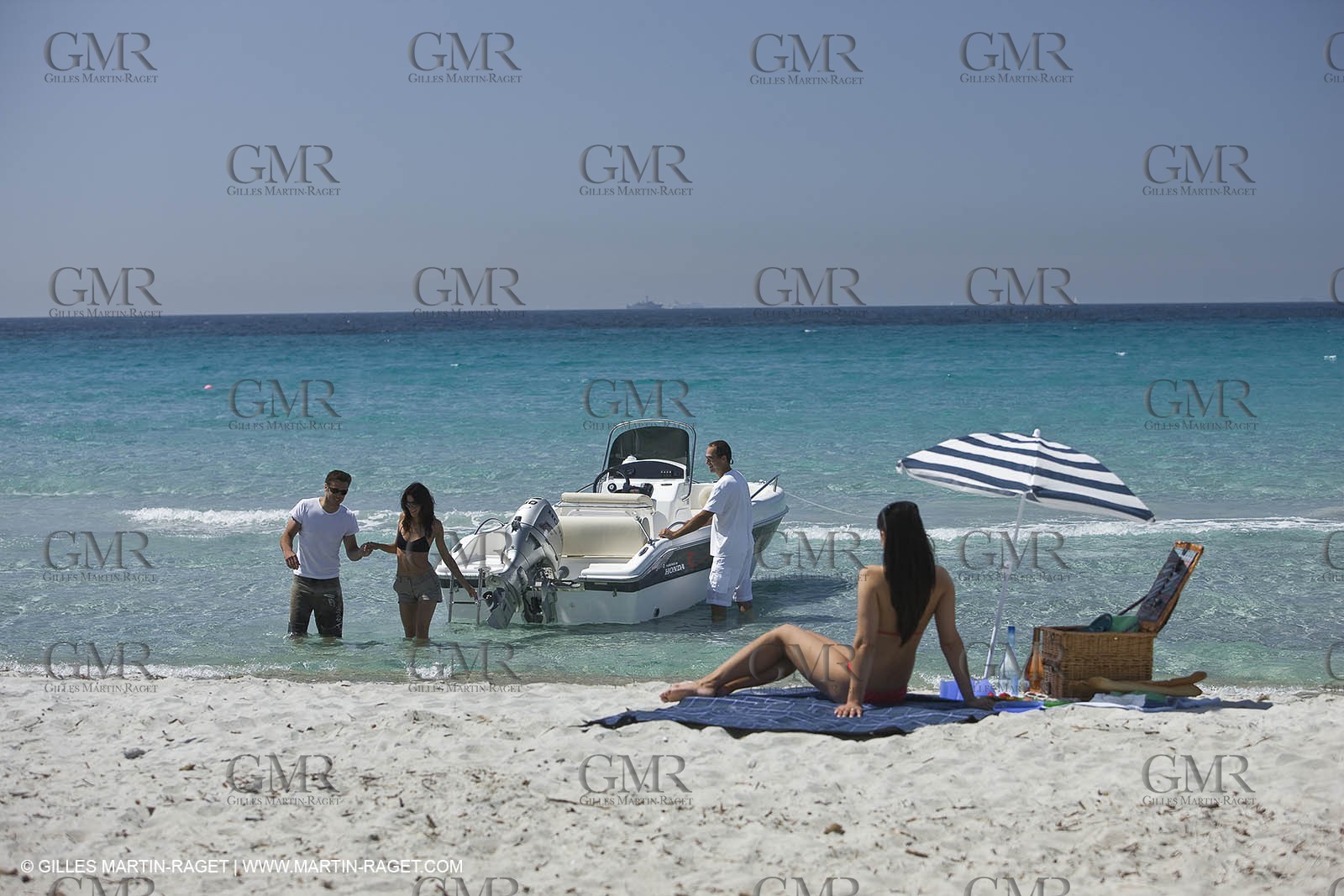 Bateau à Moteur au mouillage