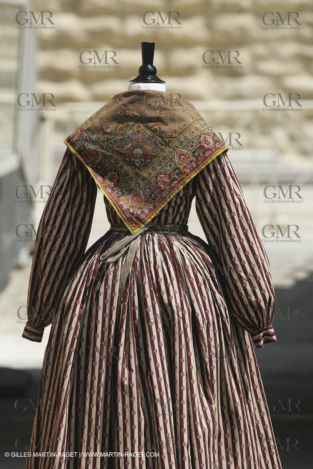 May 2004 - La Tour d'Aigues (FRA, 84) - Old costumes for women of the South exhibition