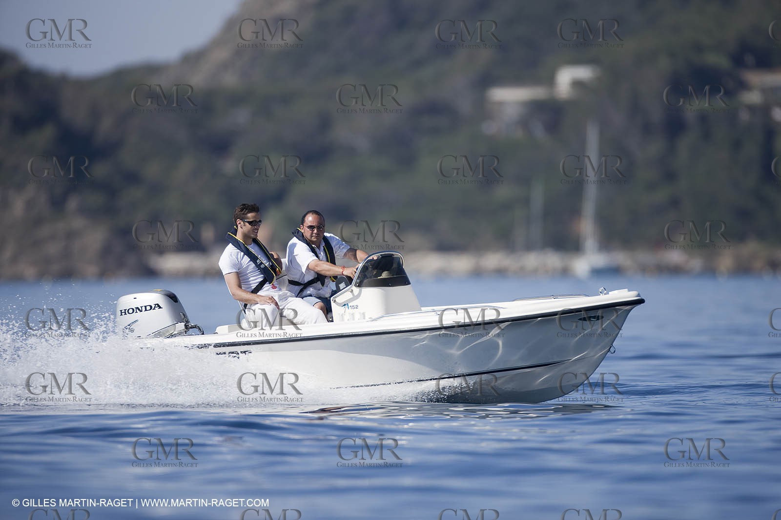 Bateau à Moteur en Route