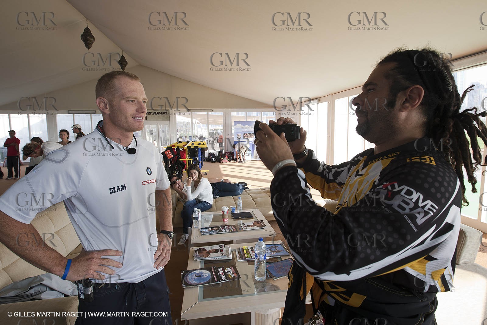 21 11 2010 - Dubai (UAE) - Dubai Louis Vuitton Trophy -  - Day off - James Spithill and Peter Lester go paragliding