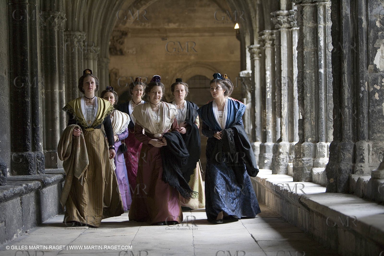 04 03 2007 - Arles - Queen of Arles and her assistants - winter costume trials