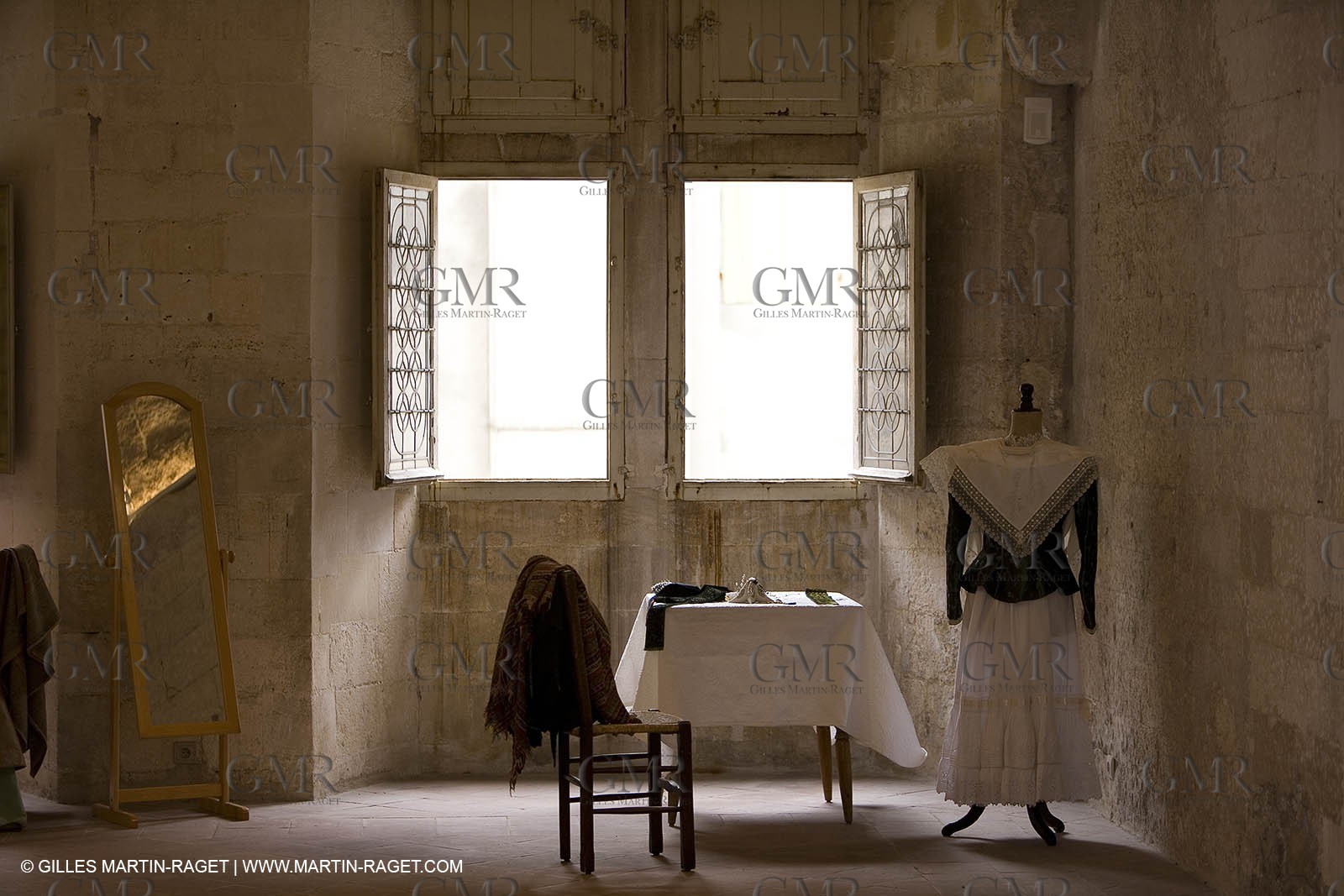 04 03 2007 - Arles - Queen of Arles and her assistants - winter costume trials