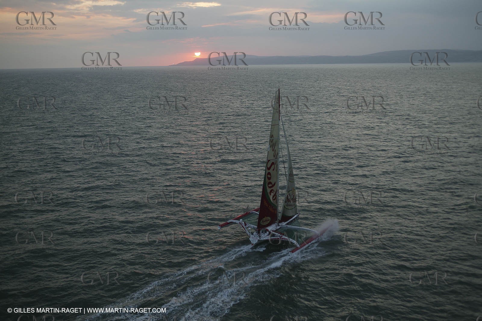 14 08 06 - Isle of Wight (UK) Thomas Civille bat le record du tour des îles britanniques à la voile à bpord de son trimaran Sodebo
