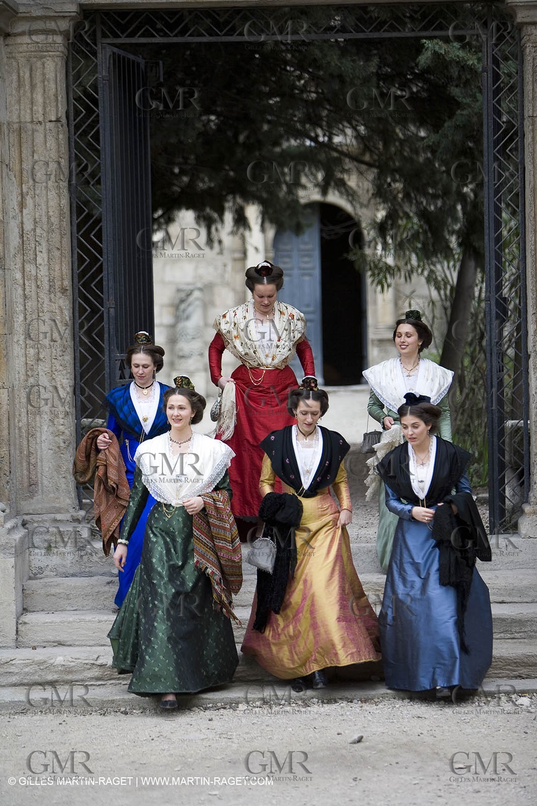 04 03 2007 - Arles - Queen of Arles and her assistants at Les Alyscamps monument