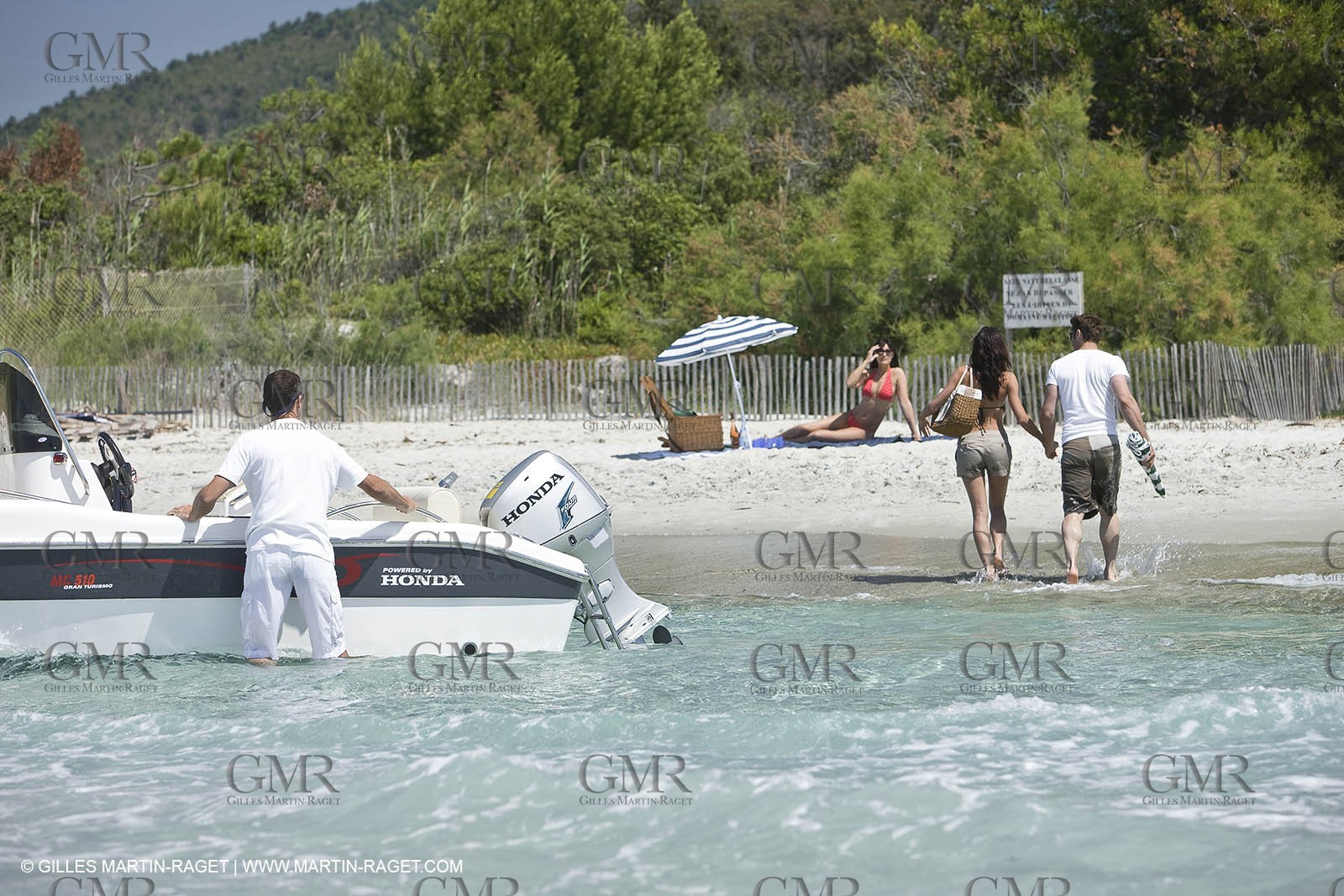 Bateau à Moteur au mouillage