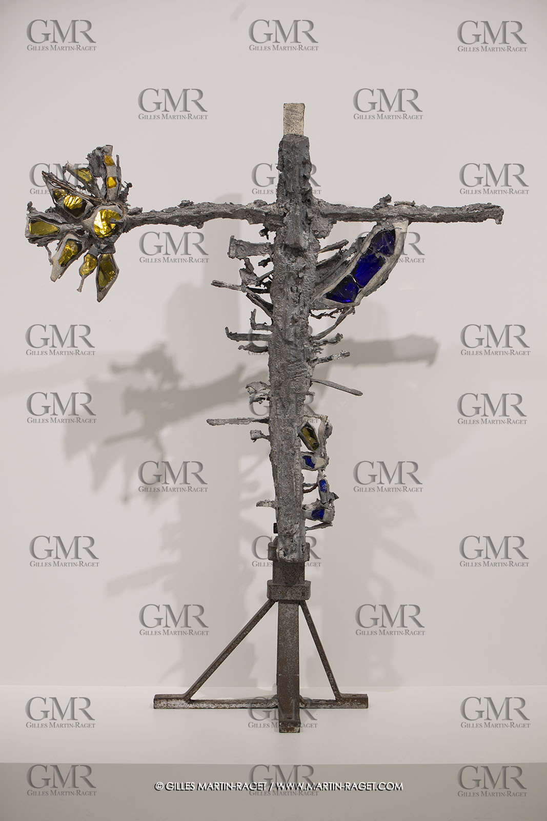 30 10 2023, Montpellier (FRA), oeuvre de Germaine Richier, Exposition Centre Pompidou - Musée Fabre 2023,  La Croix avec verres de couleurs 1953, Plomb avec verres colorés jaune et bleu, Pièce unique, 210 x 161,5 x 75 cm, Collection famille Germain Richier