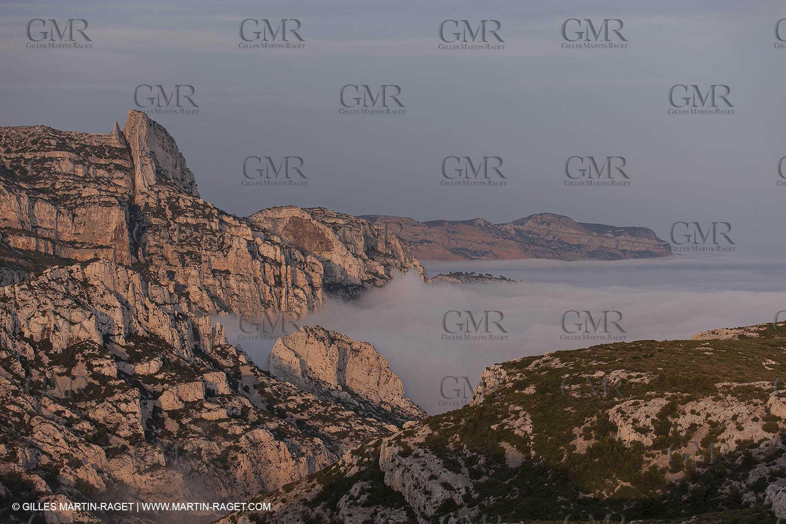 18 07 2012 - Marseille  (FRA ) - Les Calanques -  Phénomène d'entrées maritimes - La Nèble (brume, en provençal)