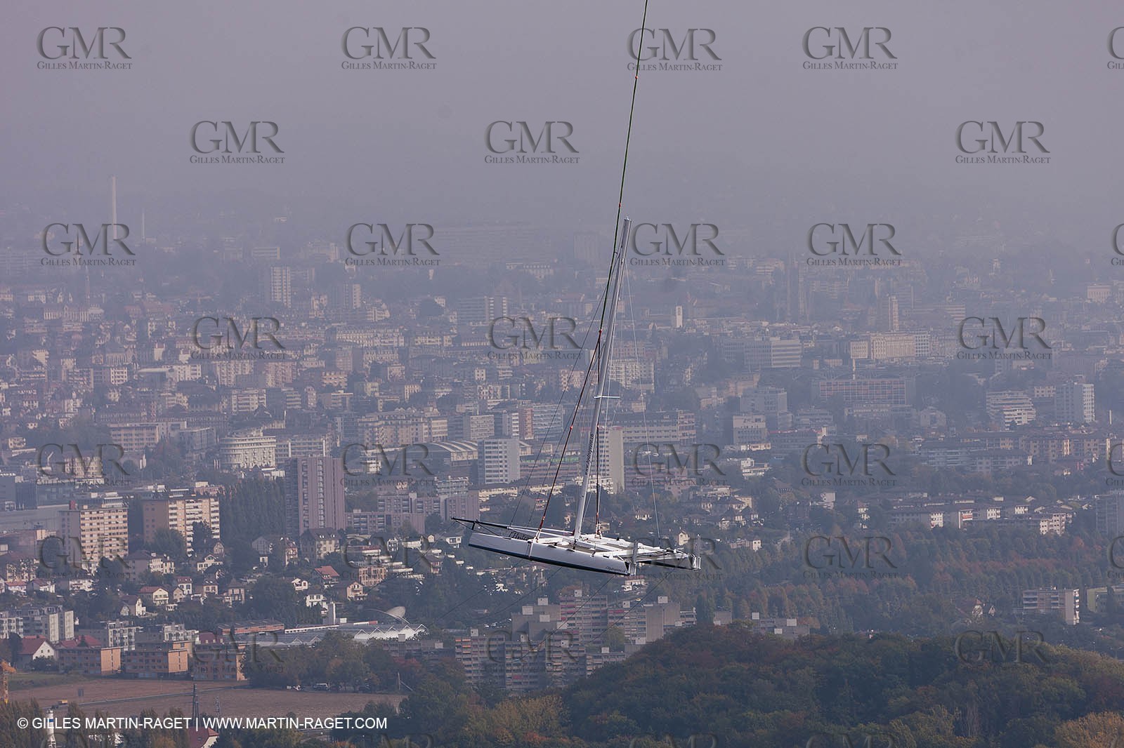 08 10 10 - St Sulpice (SUI) - Hydroptere.ch touches water
