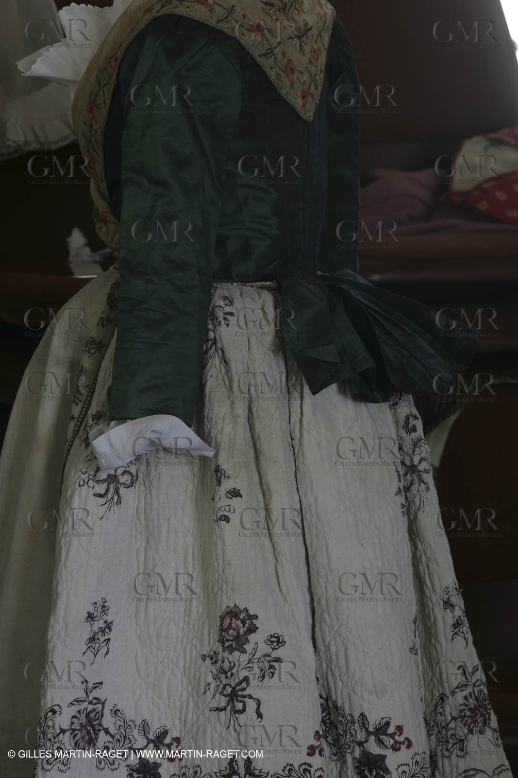 May 2004 - La Tour d'Aigues (FRA, 84) - Old costumes for women of the South exhibition