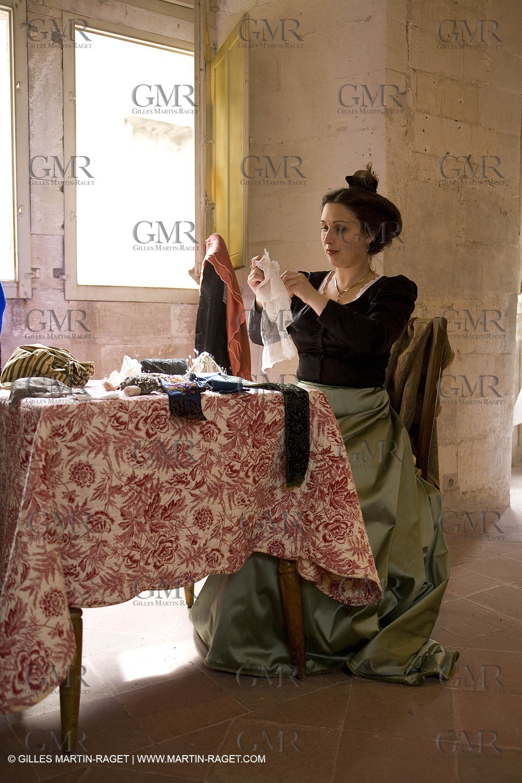 04 03 2007 - Arles - Queen of Arles and her assistants - winter costume trials