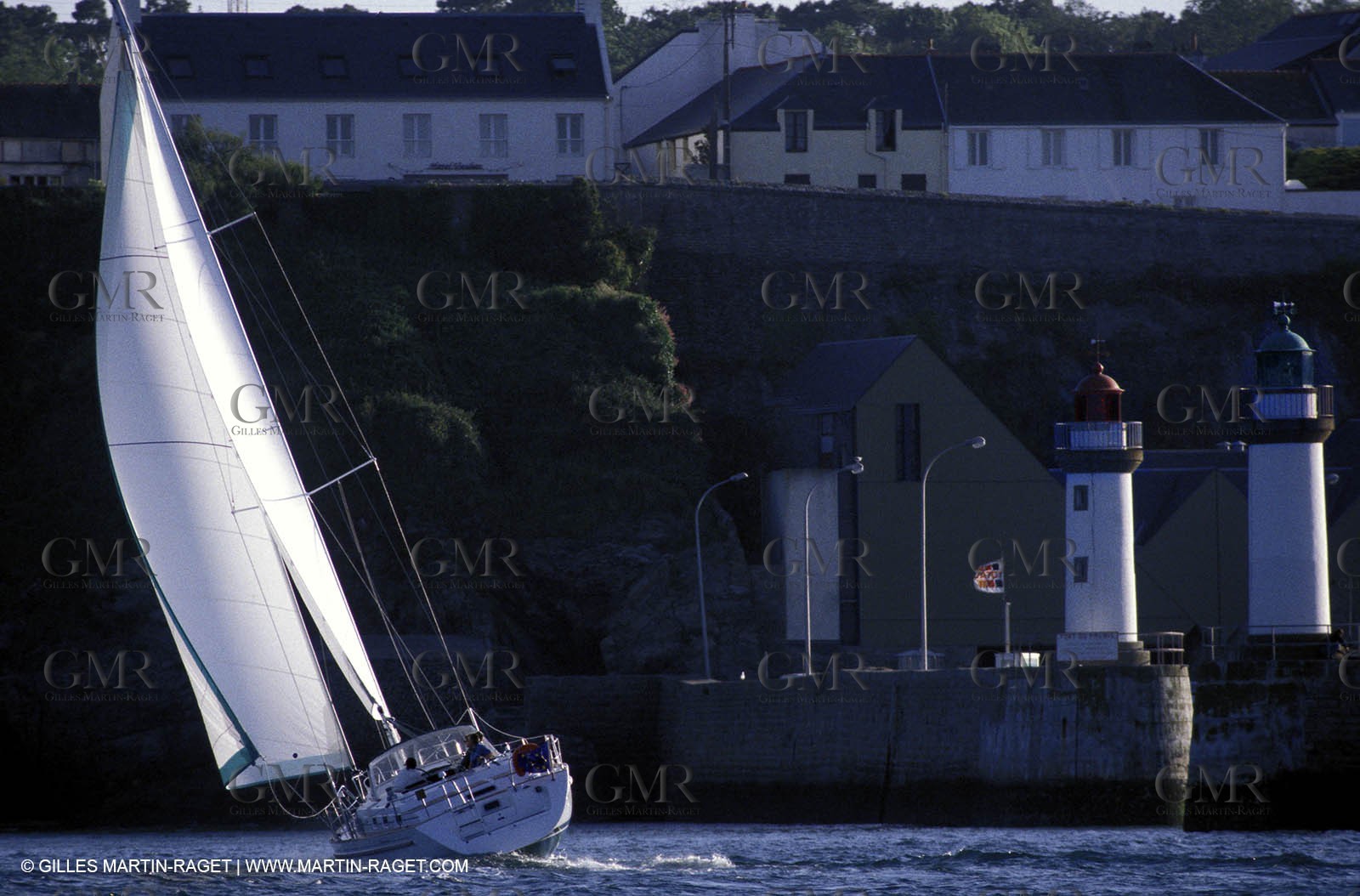 Crusing monohull sailing