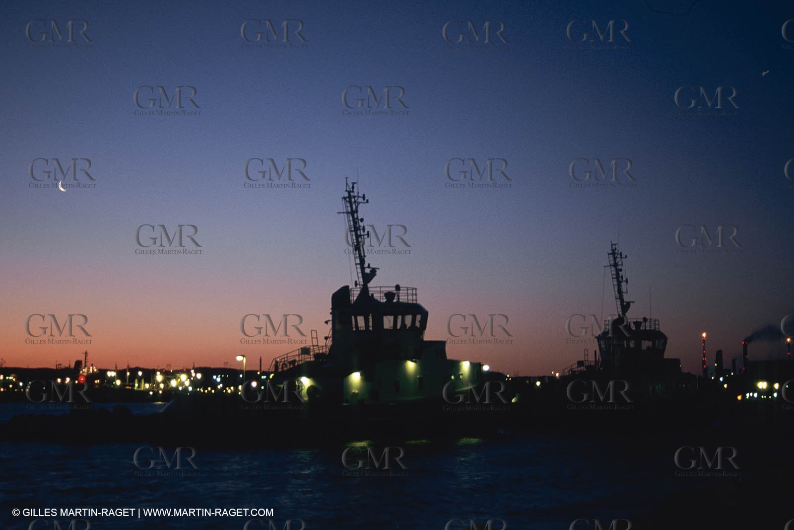 Monde maritime, opérations porturaires, ports, manoeuvres, marine world, harbour operations, maritime shipping,