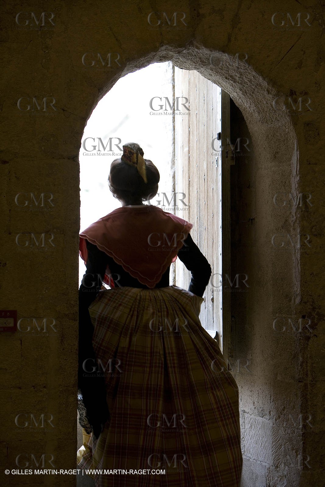 04 03 2007 - Arles - Queen of Arles and her assistants - winter costume trials