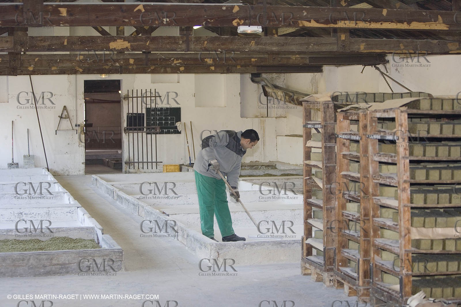 01 02 2007 - Salon de Provence - Fabrication traditionelle du savon de Marseille aux savonneries Marius Fabre - Préparation des bacs avec du talc**01 02 2007 - Salon de Provence - Traditional soap of Marseille making at Marius Fabre soap maker - Tank preparation with talc